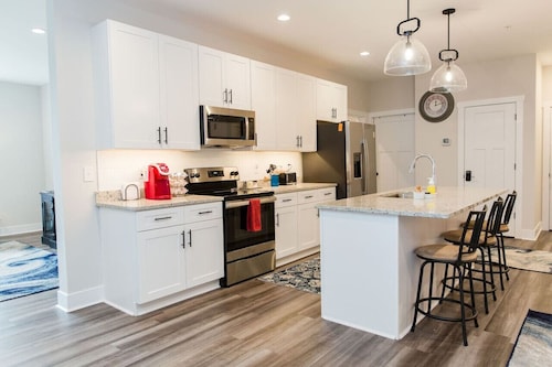 Stoney Ridge · Cozy 1st Level King Bed Suite - 2 bed 2 bath!