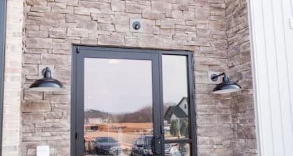 Stoney Ridge · Cozy 1st Level King Bed Suite - 2 bed 2 bath!