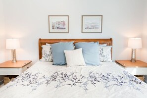 2 bedrooms, desk, iron/ironing board, WiFi