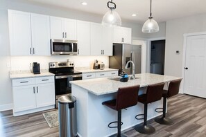 Køleskab, mikrobølgeovn, ovn, kogeplade