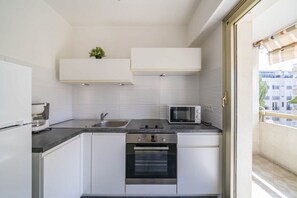 Kühlschrank, Mikrowelle, Ofen, Wasserkocher mit Kaffee-/Teezubehör