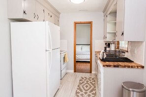 Køleskab/fryser i fuld størrelse, mikrobølgeovn, ovn, kogeplade