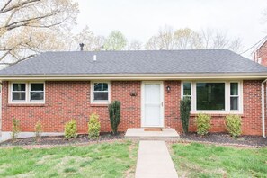 Exterior - Charming Single Level Home • Convenient 3 Bedroom (Lynchburg)
