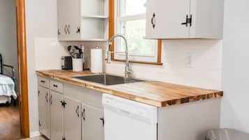 Full-size fridge, microwave, oven, stovetop