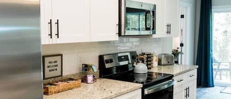 Geladeira, micro-ondas, fogão, cooktop