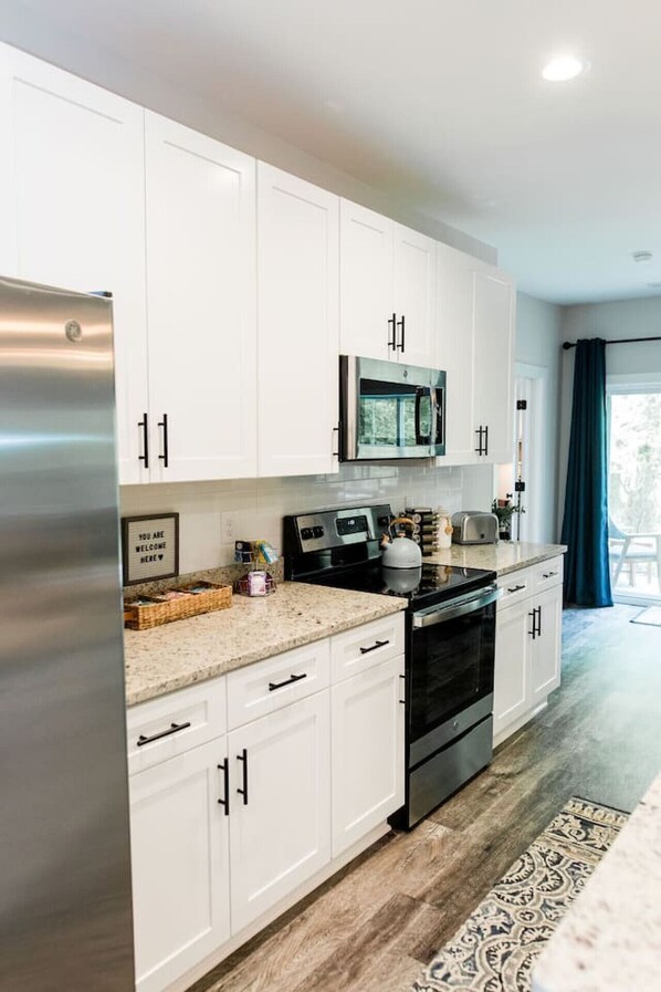 冷蔵庫、電子レンジ、オーブン、コンロ