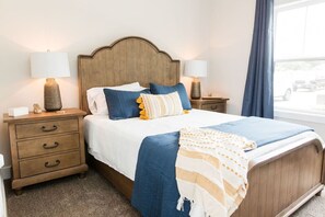 Tabla de planchar con plancha, cuna de viaje, wifi y ropa de cama 