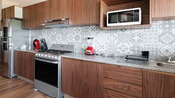 Microondas, horno, cafetera/tetera, utensilios de cocina