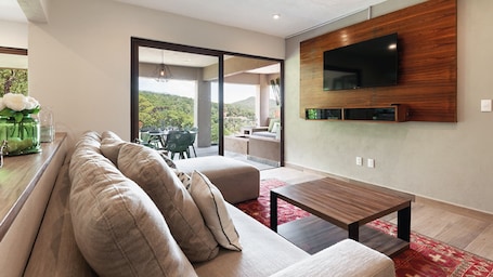 Family Apartment | Living area | TV. Moderna Villa con Hermosa Vista al Lago