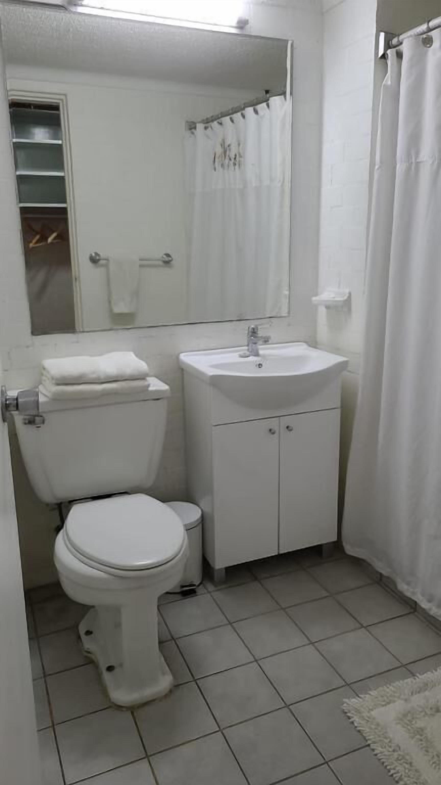 deluxe studio suite | bathroom | combined shower/bathtub, free toiletries, hair dryer, towels