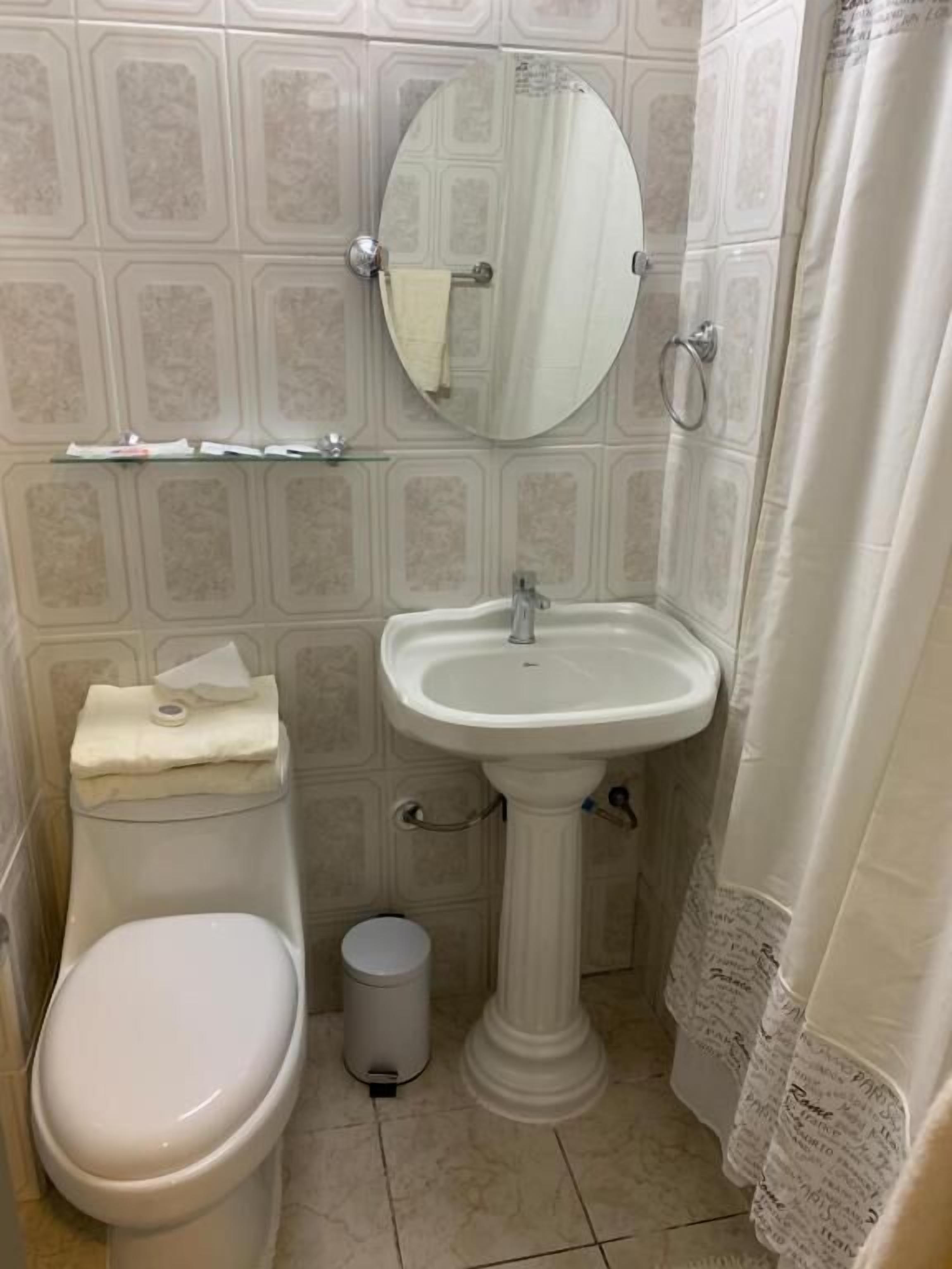 deluxe studio suite | bathroom | combined shower/bathtub, free toiletries, hair dryer, towels