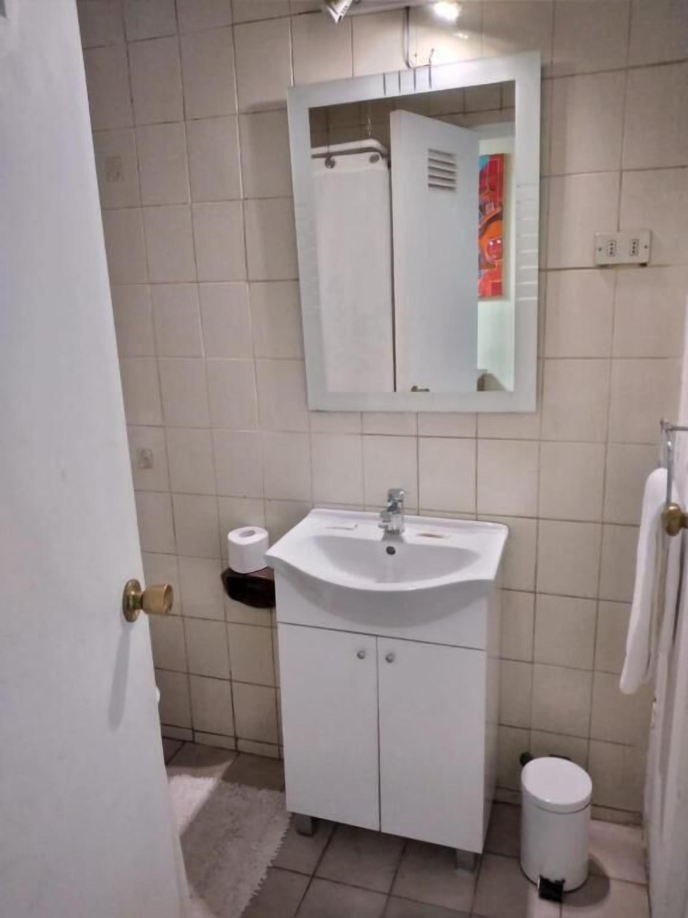 deluxe quadruple room | bathroom | combined shower/bathtub, free toiletries, hair dryer, towels