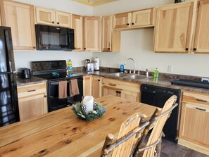 Microwave, oven, stovetop, dishwasher - Riverbank Trailside Cabin 24A (Houghton)