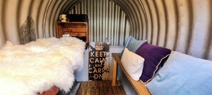 3 quartos, ferros/tábuas de passar roupa, berço de viagem