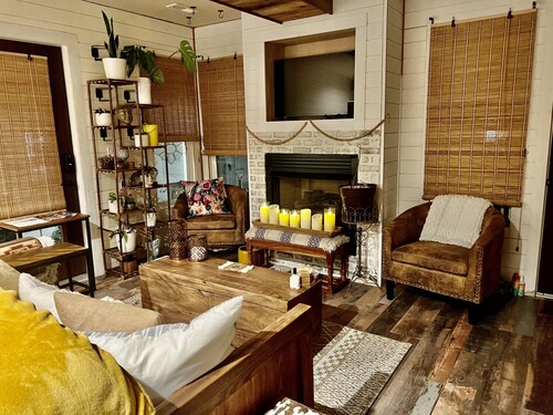 Romantic Lake Cottage for Two. With Patio and Firepit.