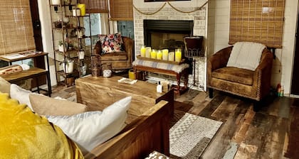 Romantic Lake Cottage for Two. With Patio and Firepit.