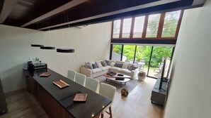 60-inch Smart TV with digital channels, TV, Netflix - CONDOMINIO DE LUJO - AWA a mts del Mar (Playa del Carmen)