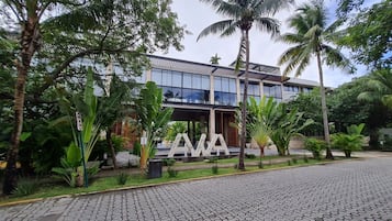 Vista frontal de la propiedad