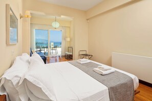 5 bedrooms, desk, iron/ironing board, travel crib