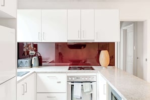 Fridge, microwave, stovetop, electric kettle - Cosy Bright 1 BDR Apt Lane Cove (Lane Cove)