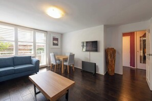 TV - Beautiful 1 BDR Retreat South Yarra Balcony (South Yarra)