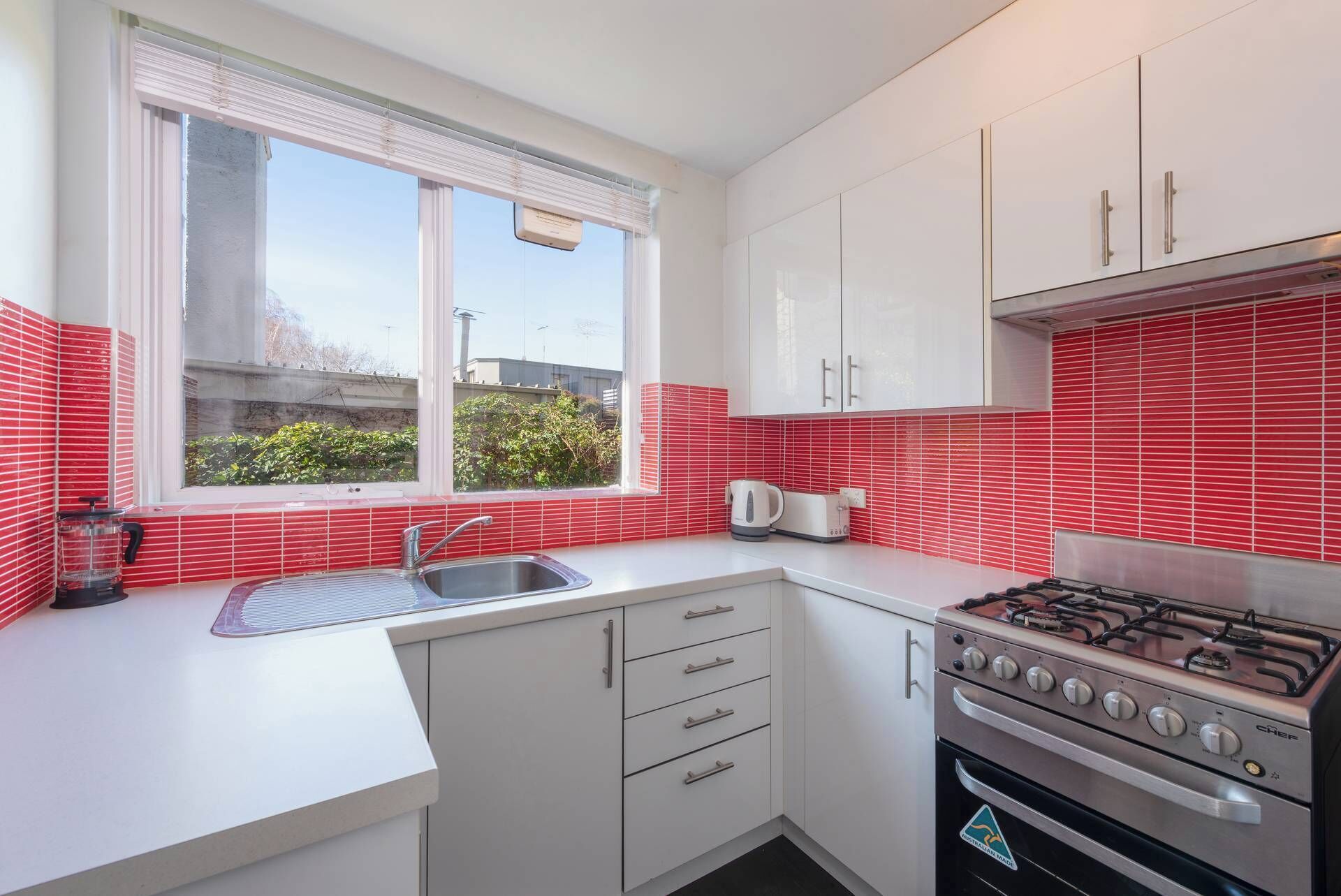 Coffee/tea maker, fridge, oven, stovetop