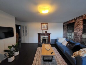 TV - Beautiful 1 BDR Retreat South Yarra Balcony (South Yarra)