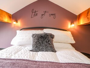 3 bedrooms, individually decorated, individually furnished, free WiFi - 19 The Village (Holmfirth)