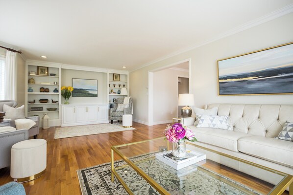 TV connectée, cheminée, livres, espaces bureaux