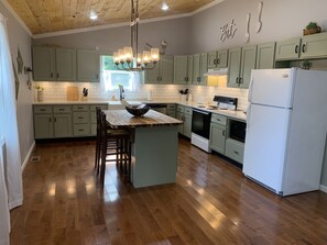 Fridge, microwave, oven, stovetop - Beautiful Newly Renovated Lake House on Norris Lake minutes away from amenities! (Jacksboro)