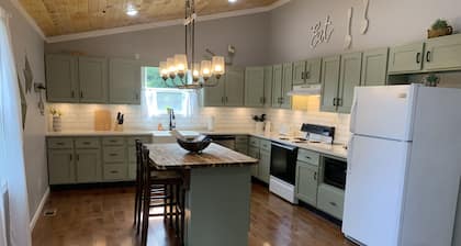 Beautiful Newly Renovated Lake House on Norris Lake minutes away from amenities!