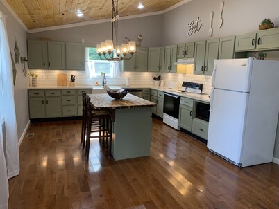 Beautiful Newly Renovated Lake House on Norris Lake minutes away from amenities!