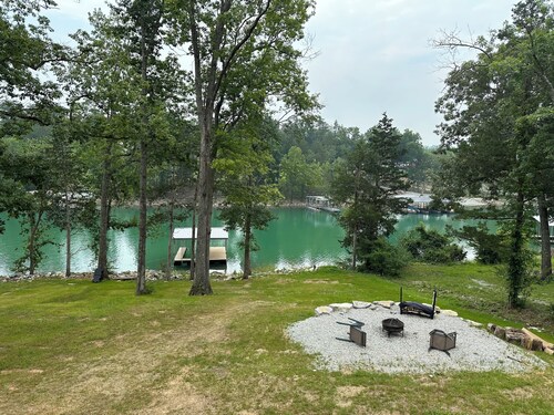 Beautiful Newly Renovated Lake House on Norris Lake minutes away from amenities!