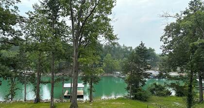 Beautiful Newly Renovated Lake House on Norris Lake minutes away from amenities!