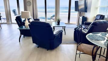 Televisie, een dvd-speler en tafelvoetbal