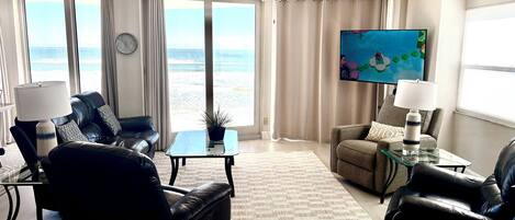 Fernseher, DVD-Player, Tischfußball