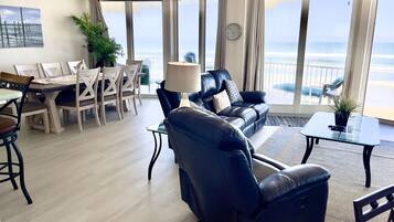 Televisie, een dvd-speler en tafelvoetbal