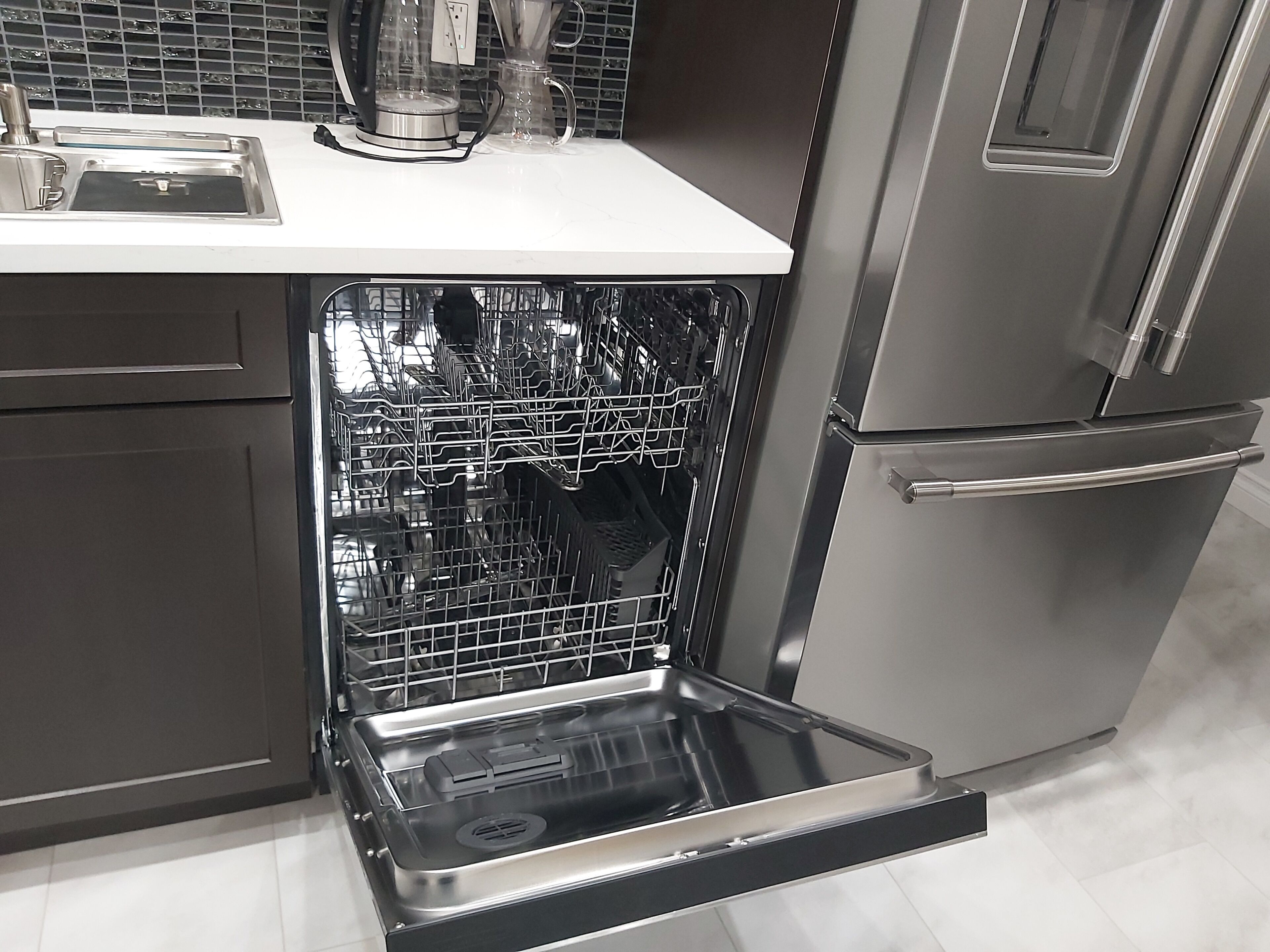 Een koelkast, een microgolfoven, een oven, een kookplaat