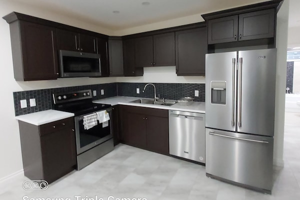 Frigorífic, microones, forn i placa de cuina