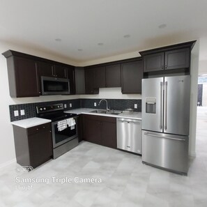 冷蔵庫、電子レンジ、オーブン、コンロ