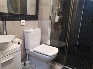 Shower, hair dryer, towels - EIXAMPLE CENTER NEXT TO PASSEIG GRACIA (Barcelona)