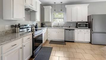 雪櫃、微波爐、焗爐、爐具