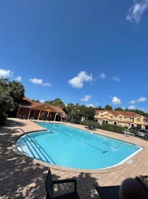 حمّام سباحة خارجي