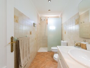 Een douche, een haardroger, handdoeken, toiletpapier