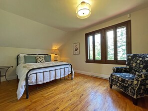 4 bedrooms, desk, iron/ironing board, travel crib - Meadow House with Geodesic Dome & Jacuzzi (Saint-Basile-le-Grand)