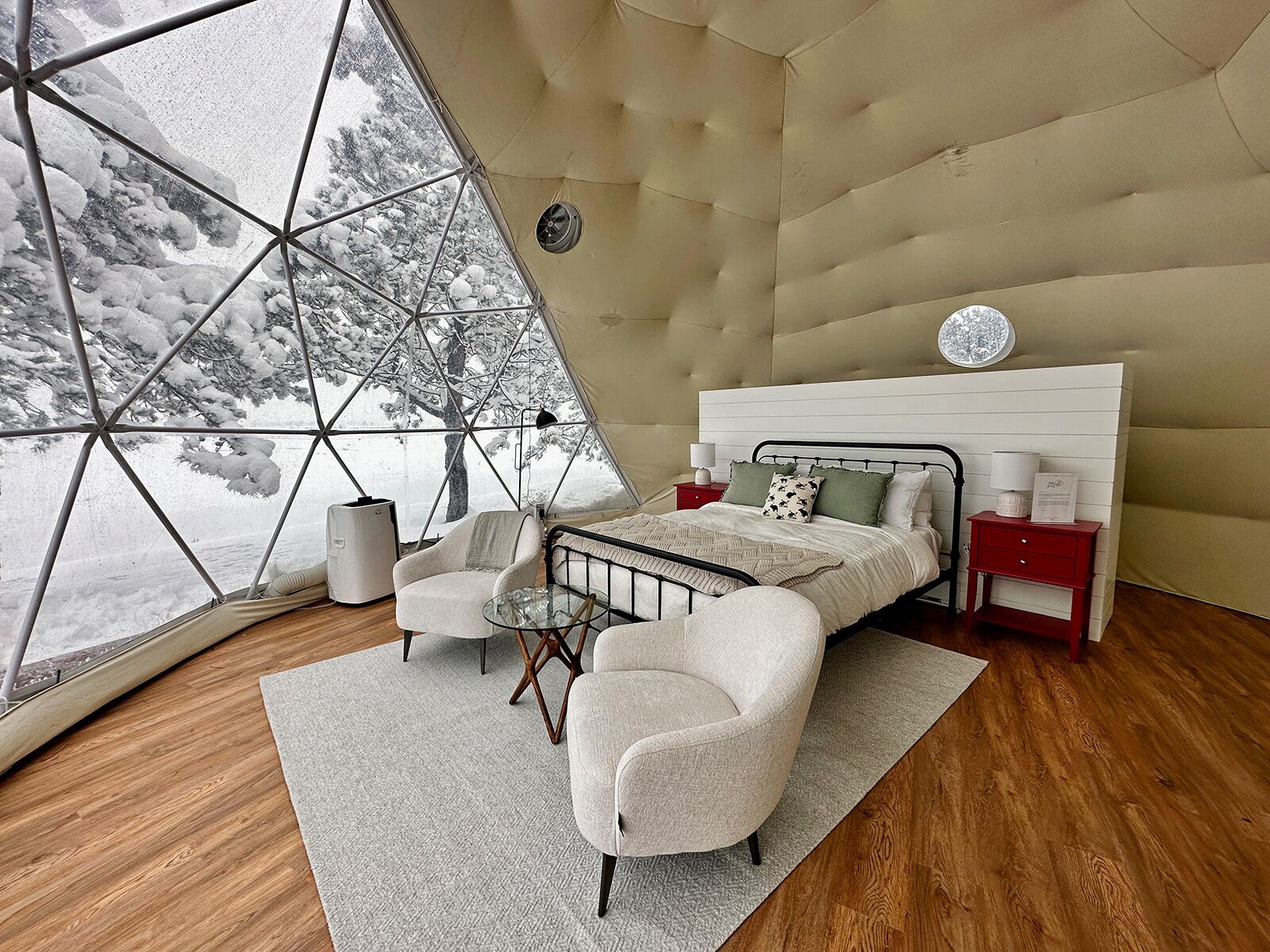 4 bedrooms, desk, iron/ironing board, travel crib