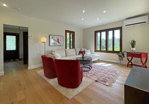 Smart TV, books - Meadow House with Geodesic Dome & Jacuzzi (Saint-Basile-le-Grand)