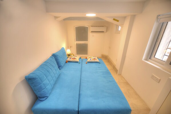 1 habitación, tabla de planchar con plancha, wifi gratis y ropa de cama