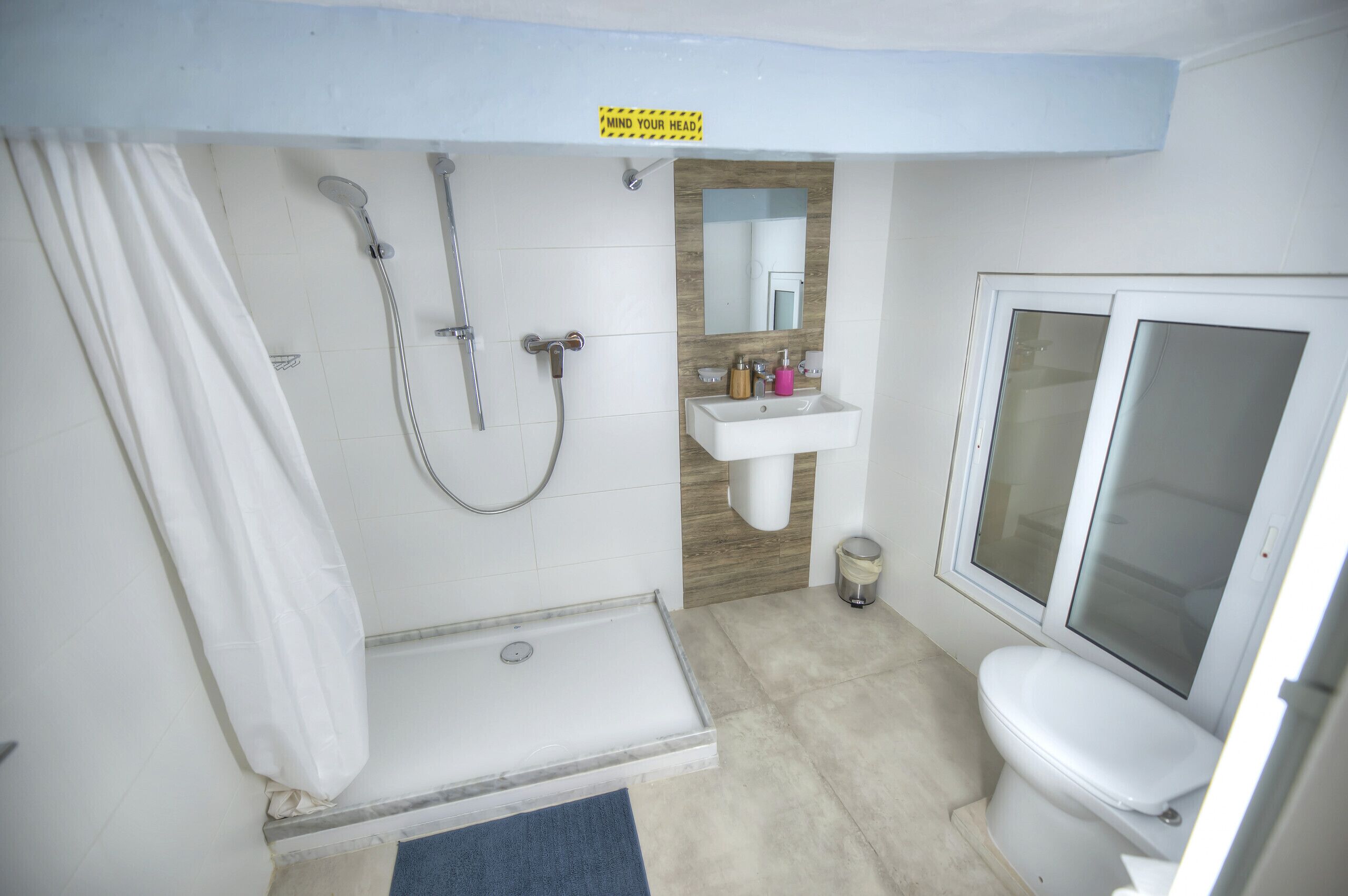 Regadera, secadora de cabello, toallas 