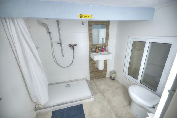 Douche, séchoir à cheveux, serviettes fournies